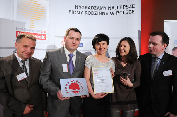 Małgorzata Kowalczyk, Jan Kowalczyk, Piotr Kowalczyk w towarzystwie przedstawicieli Stowarzyszenia Inicjatywa Firm Rodzinnych – Katarzyny Gierczak-Grupińskiej i Sebastiana Margalskiego.